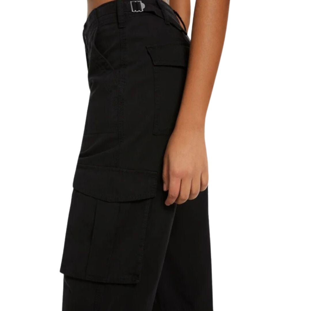Effortlessly Elegant Pants with a Timeless Design