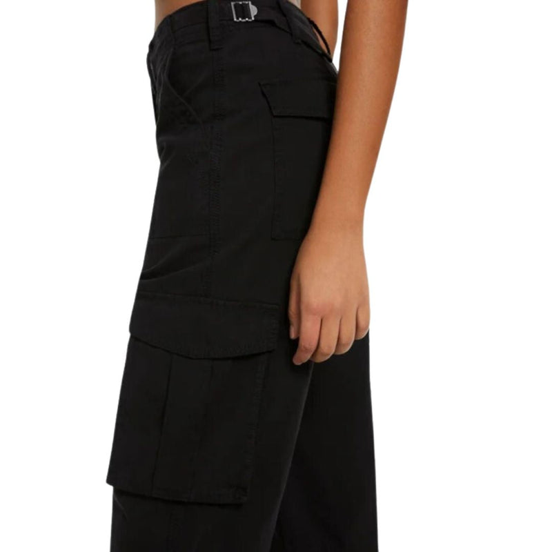 Effortlessly Elegant Pants with a Timeless Design