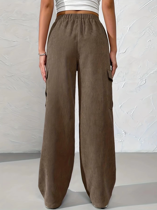Effortlessly Elegant Pants with a Timeless Design
