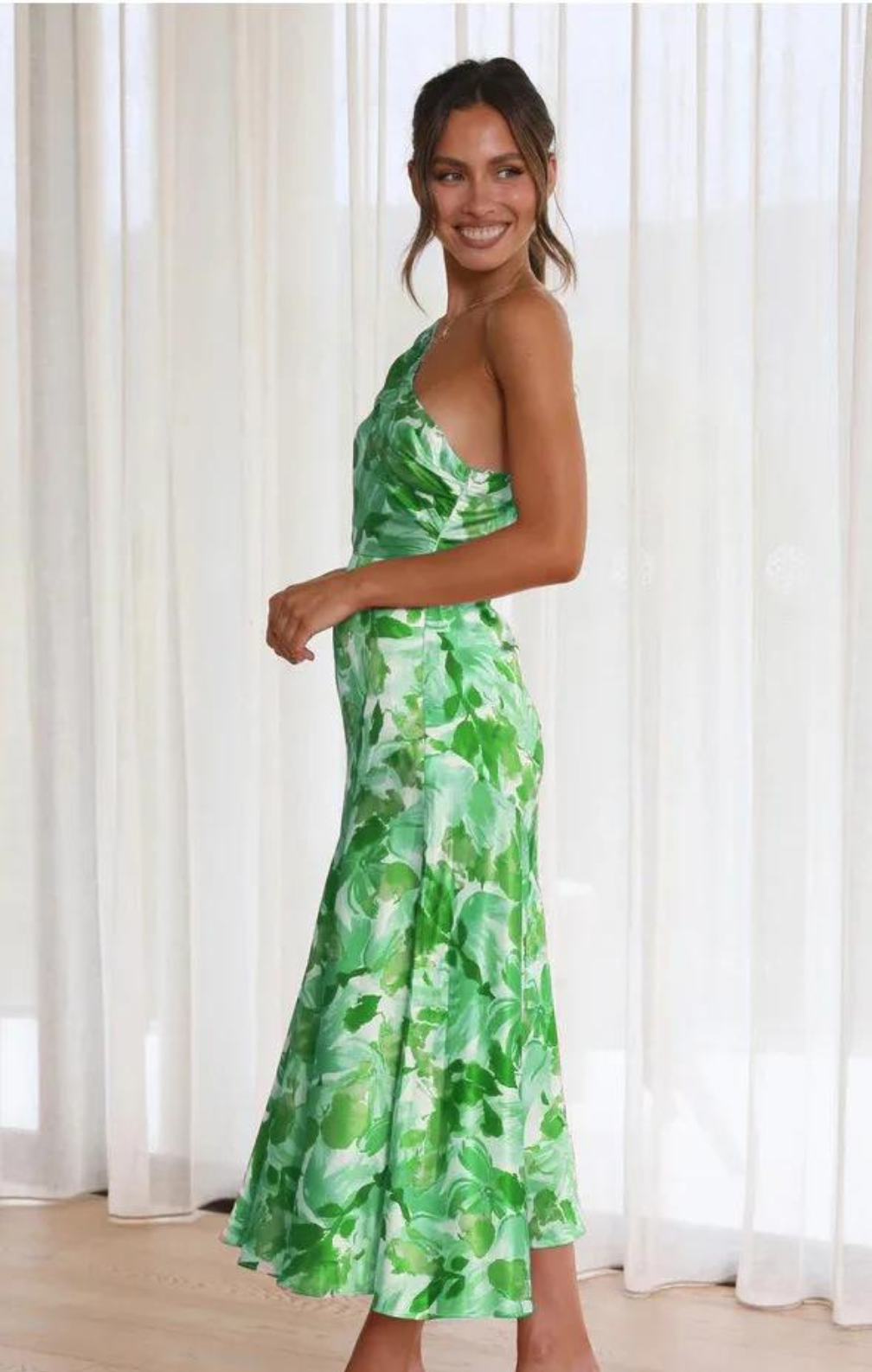 Well Tailored Dress with a Graceful Silhouette