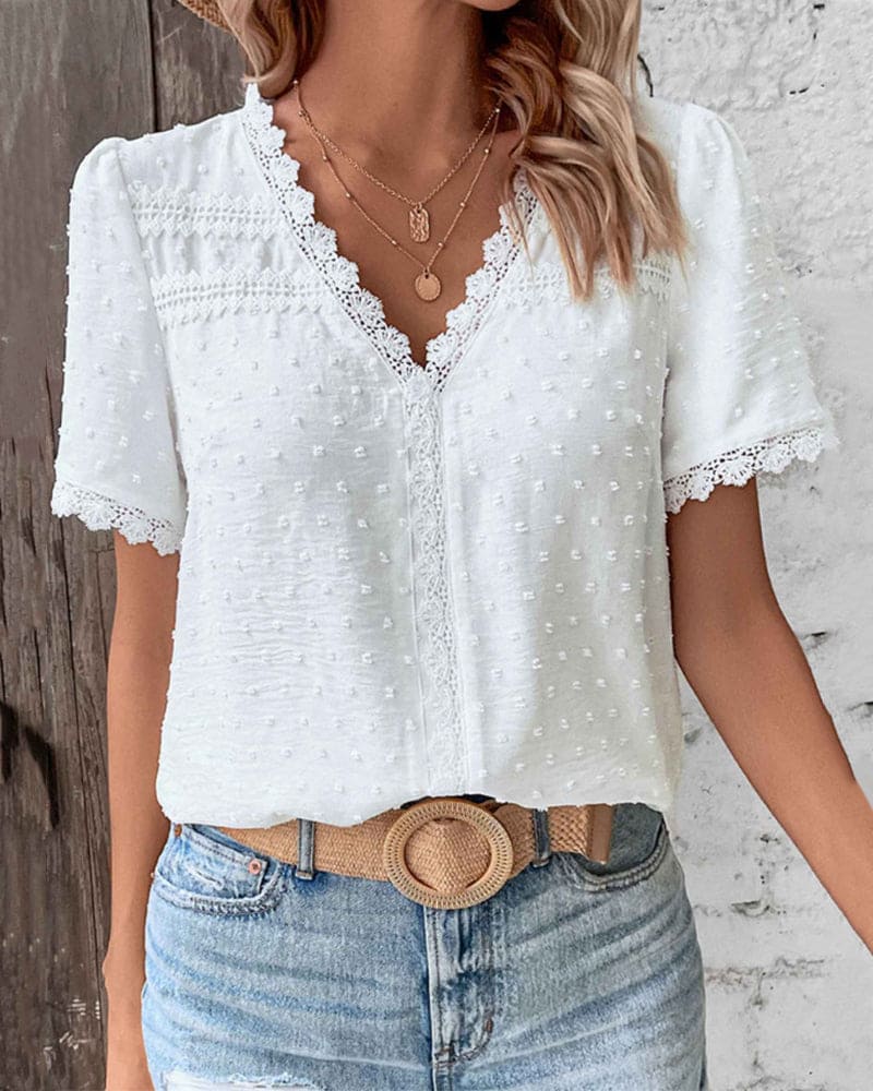 Effortlessly Elegant Blouse with a Timeless Design