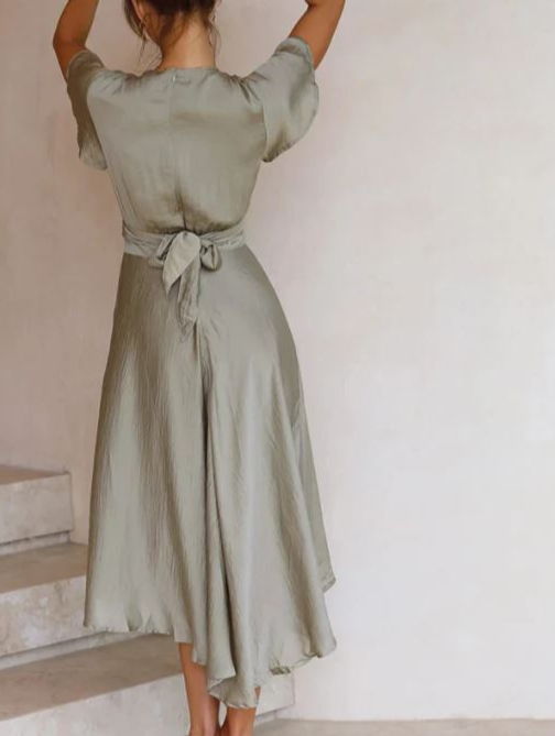 Beautifully Finished Dress in a Timeless Design