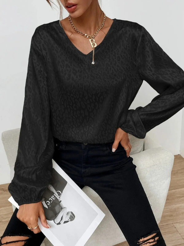 Sophisticated Blouse with a Clean Classic Look