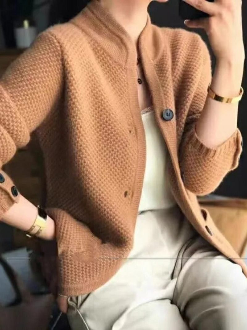 Effortlessly Elegant Cardigan with a Timeless Design