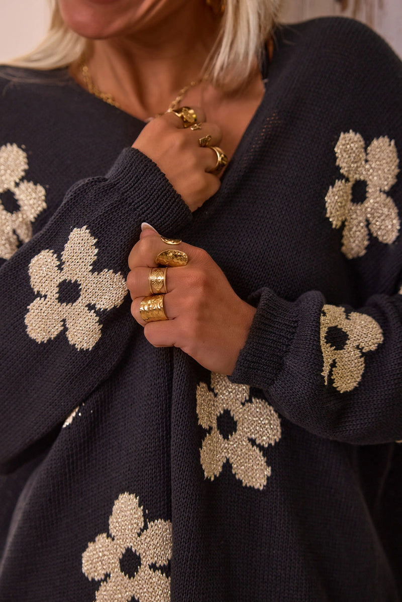 Effortlessly Elegant Cardigan with a Timeless Design