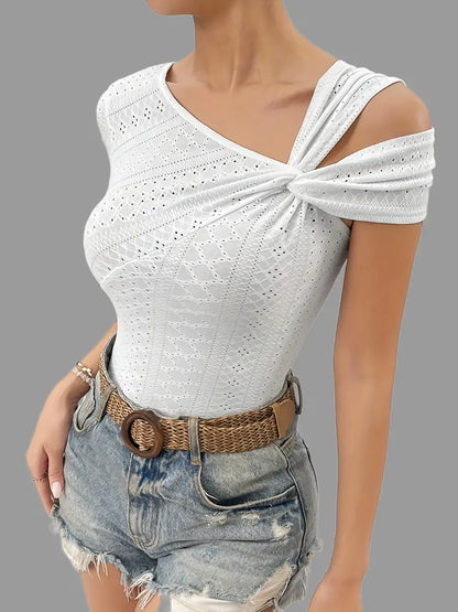 Well Tailored Top with a Graceful Silhouette