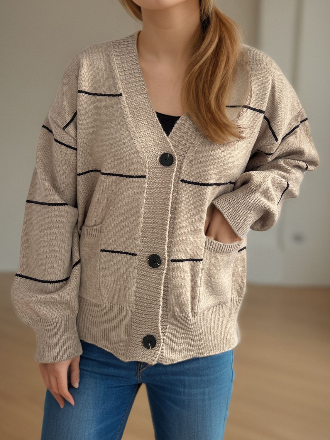 Effortlessly Elegant Cardigan with a Timeless Design