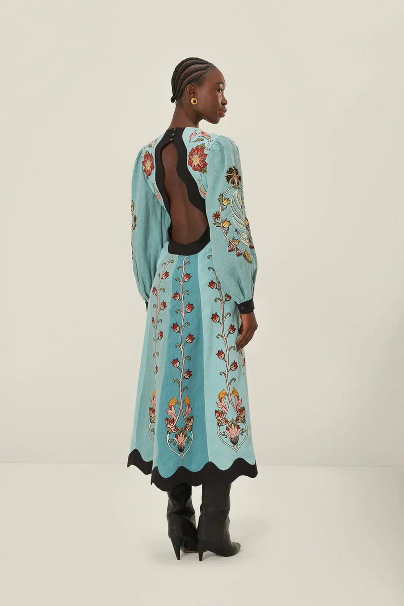 Well Tailored Dress with a Graceful Silhouette