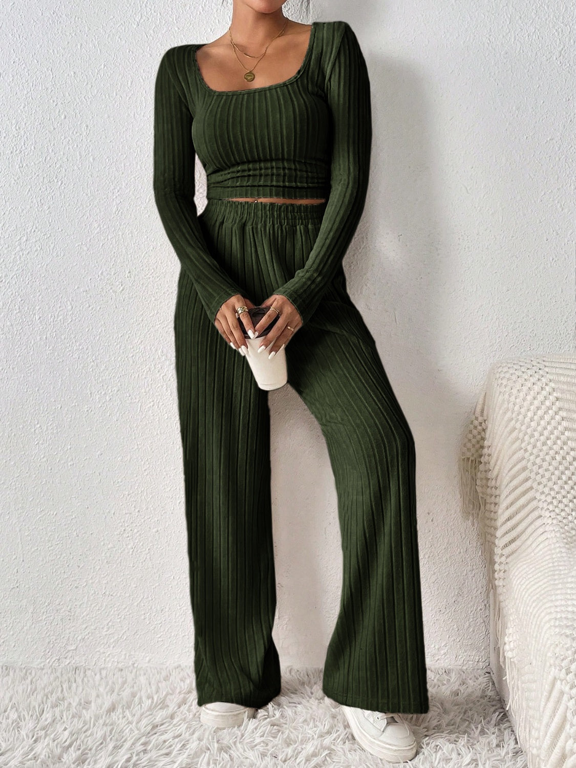 Effortlessly Elegant Trousers with a Timeless Design