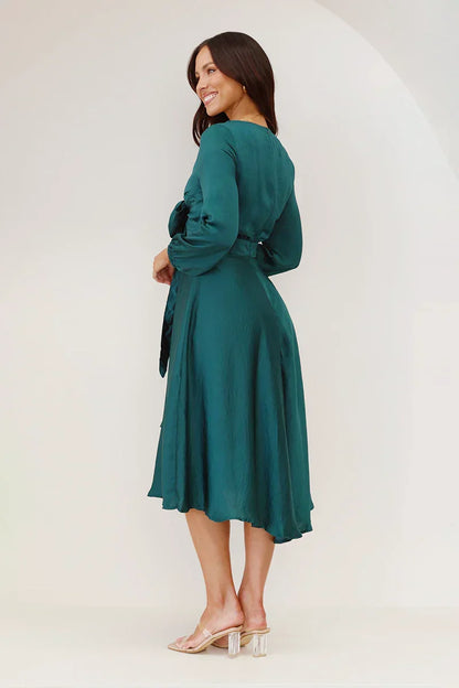 Beautifully Finished Dress in a Timeless Design