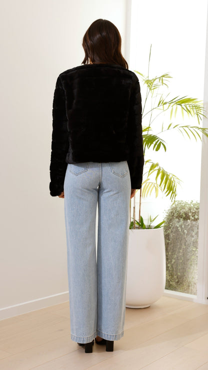 Well Tailored Jacket with a Graceful Silhouette