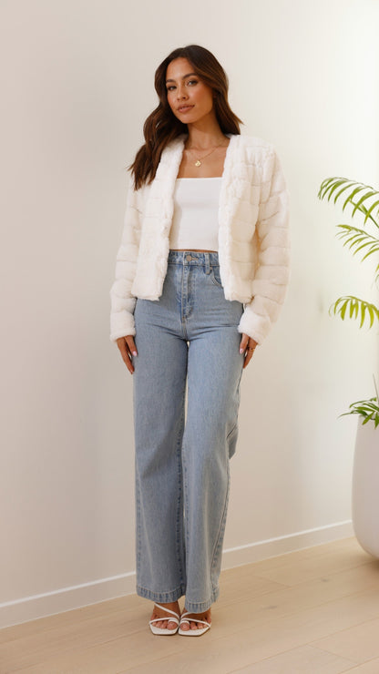 Well Tailored Jacket with a Graceful Silhouette