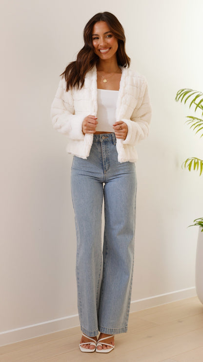 Well Tailored Jacket with a Graceful Silhouette