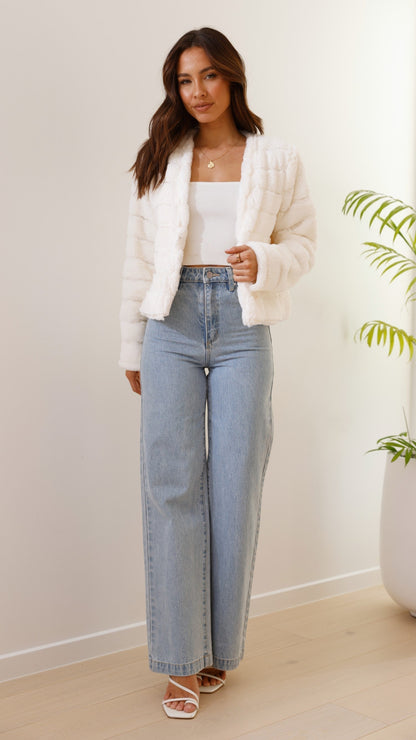 Well Tailored Jacket with a Graceful Silhouette