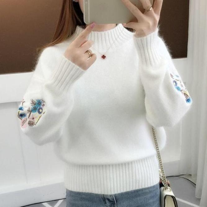 Effortlessly Elegant Sweater with a Timeless Design