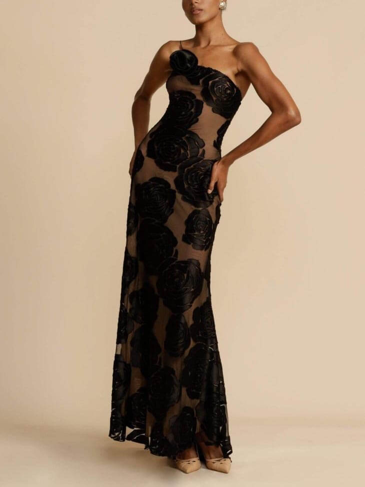 Well Tailored Dress with a Graceful Silhouette