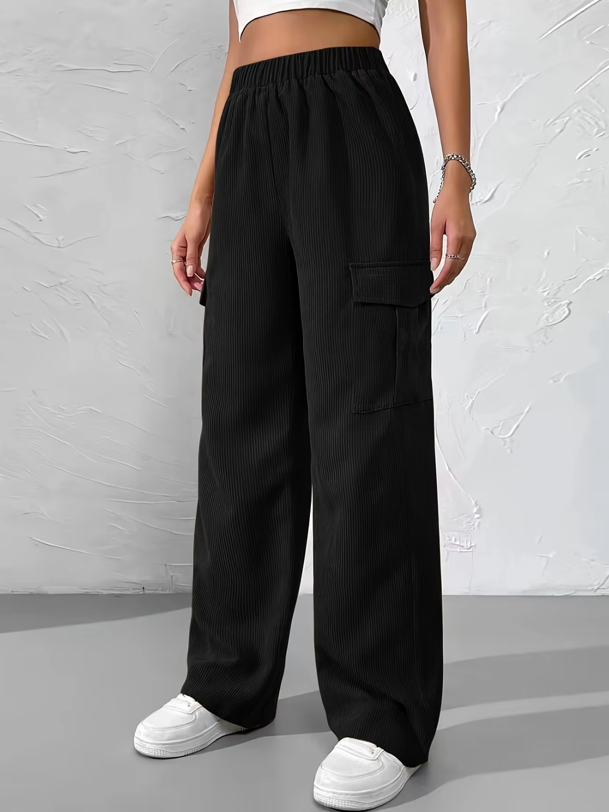 Effortlessly Elegant Pants with a Timeless Design