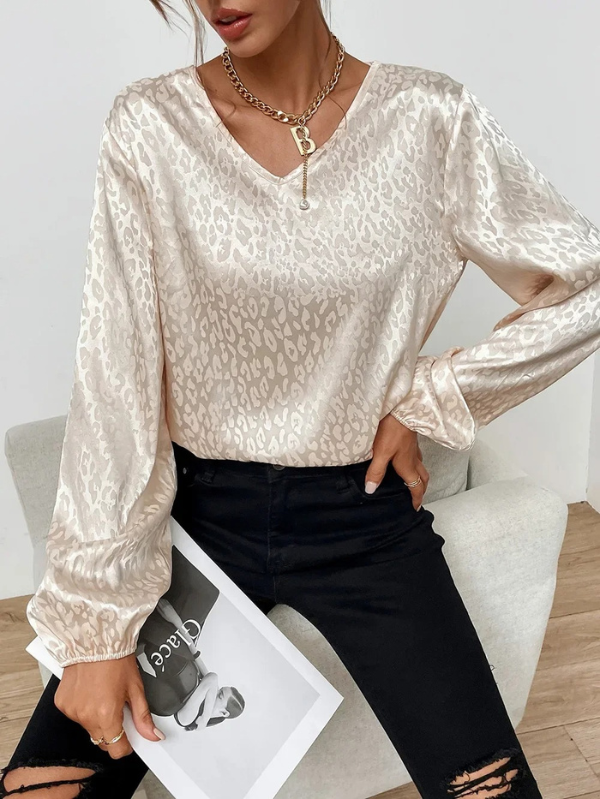 Sophisticated Blouse with a Clean Classic Look