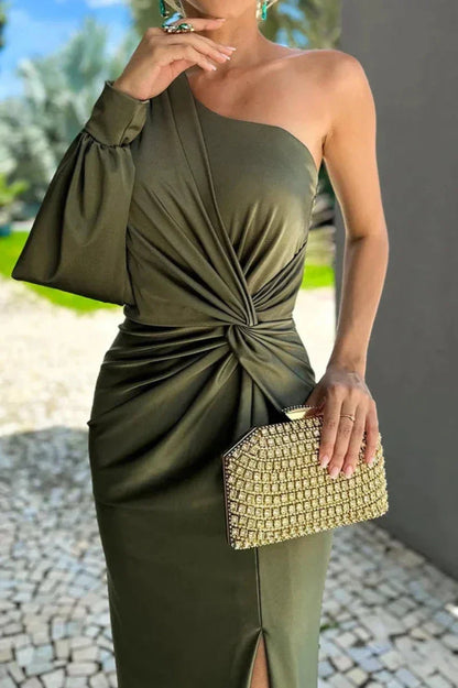 Well Tailored Dress with a Graceful Silhouette