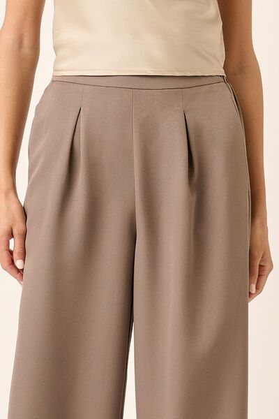 Classic Vintage Trousers with a Flattering Fit