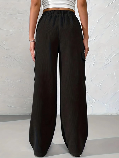 Effortlessly Elegant Pants with a Timeless Design