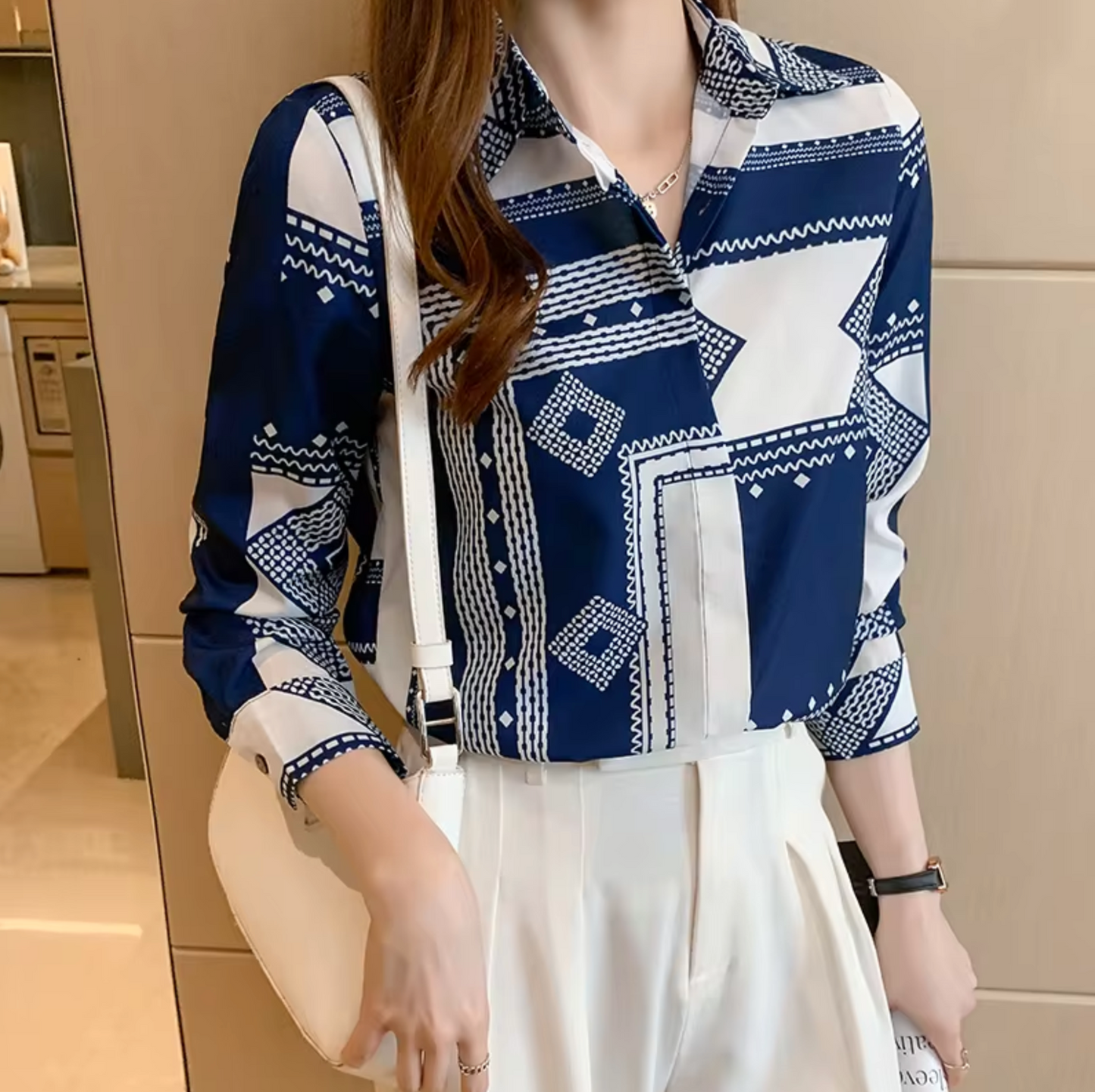 Effortlessly Elegant Blouse with a Timeless Design