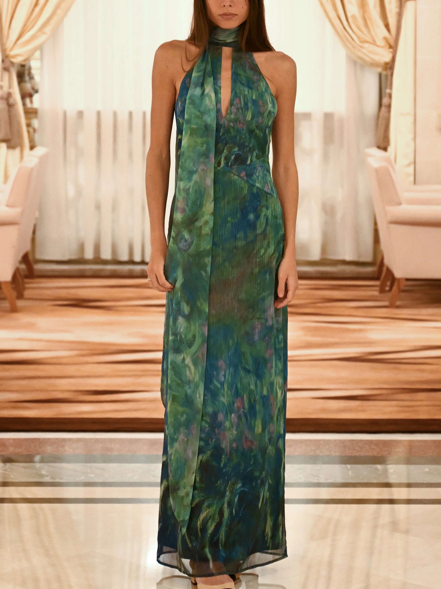 Well Tailored Dress with a Graceful Silhouette