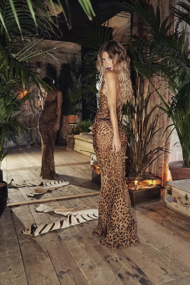 Effortlessly Elegant Dress with a Timeless Design