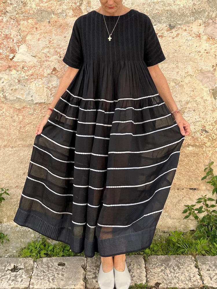 Sulokkaasti suunniteltu Mekko