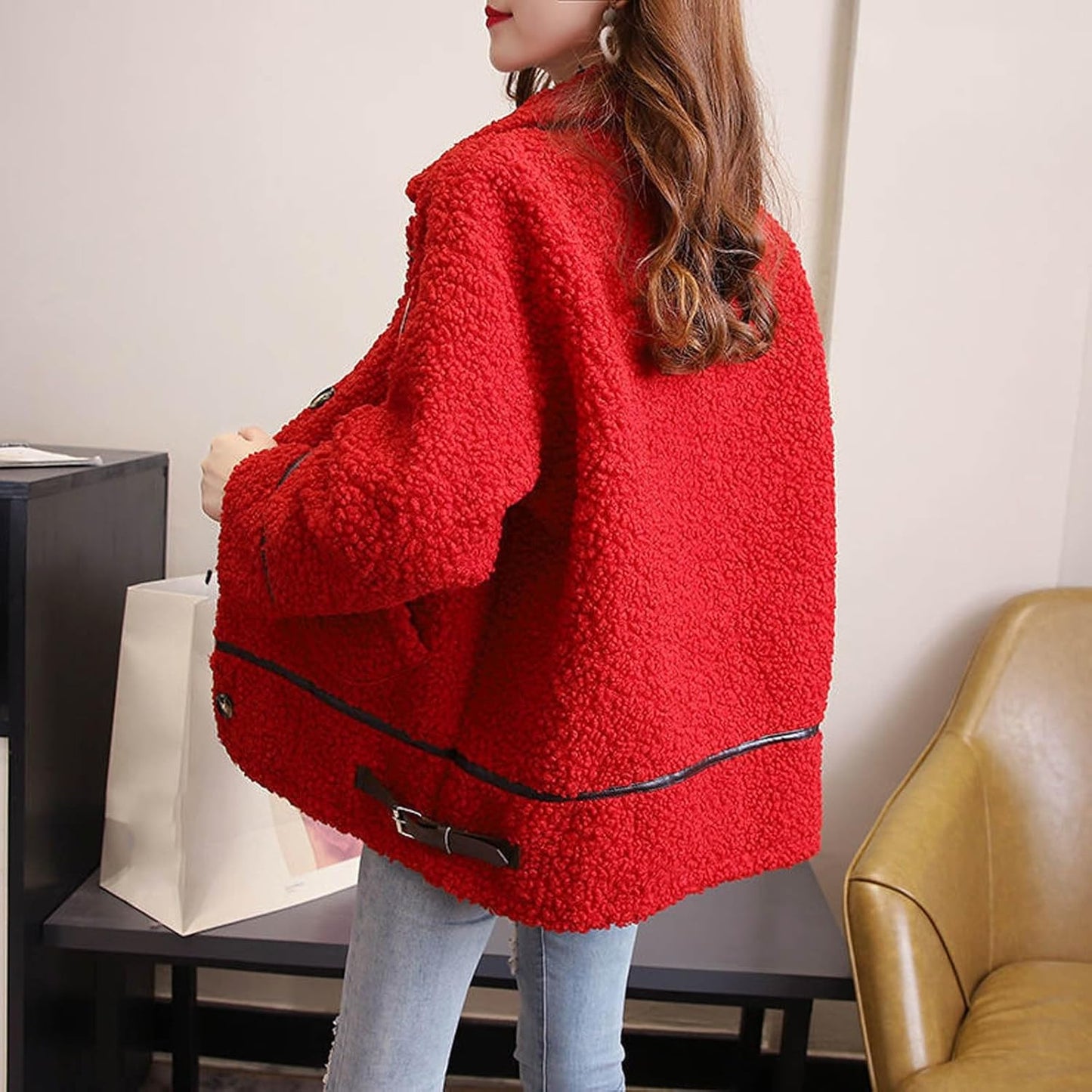 Well Tailored Coat with a Graceful Silhouette