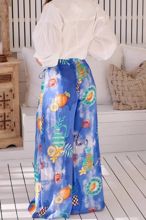 Gracefully Styled Garment for Any Occasion