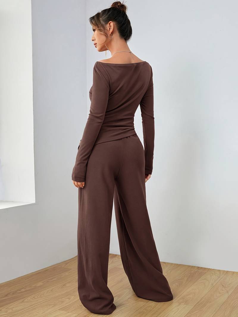 Sophisticated Trousers with a Clean Classic Look