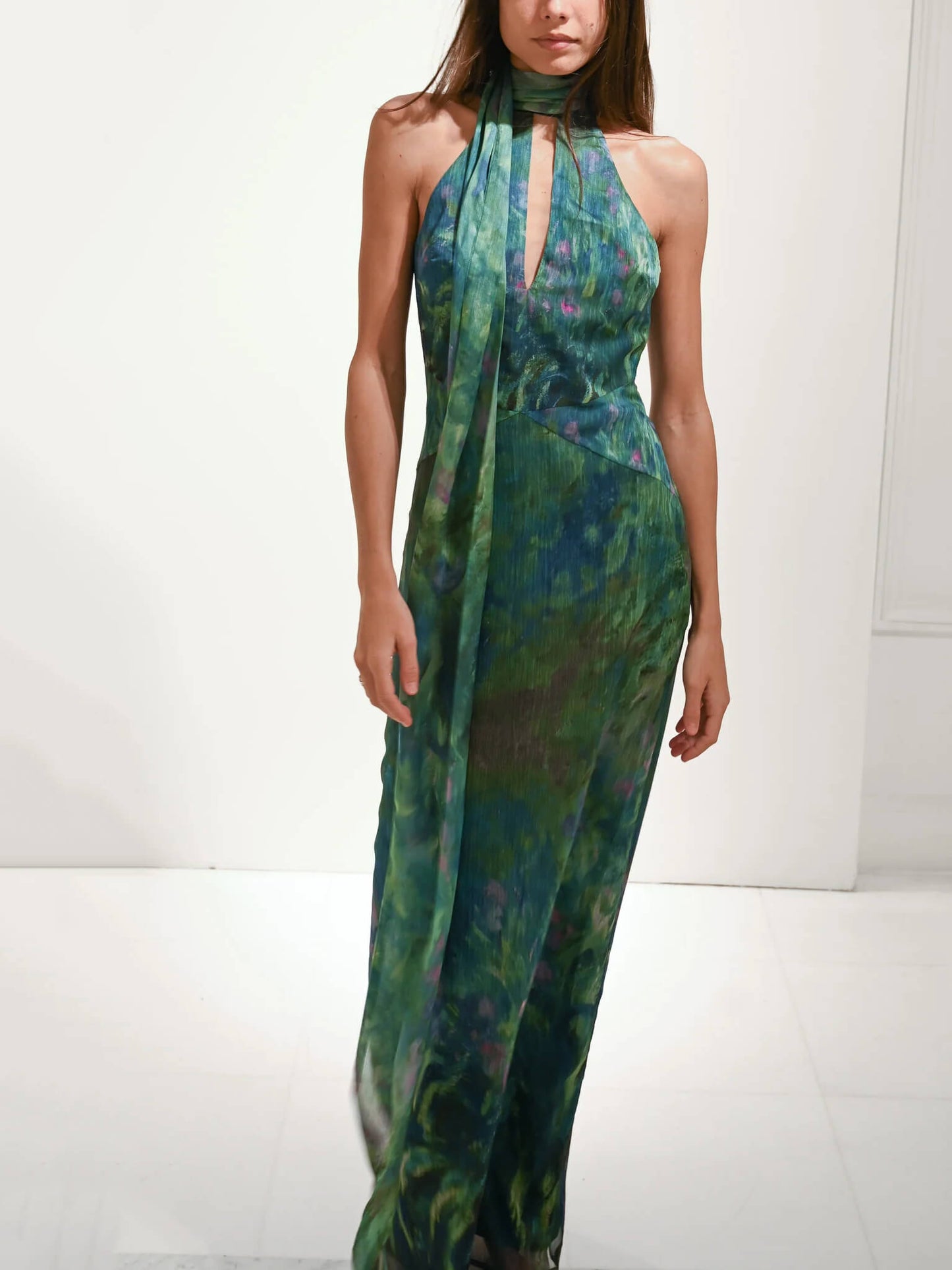 Well Tailored Dress with a Graceful Silhouette