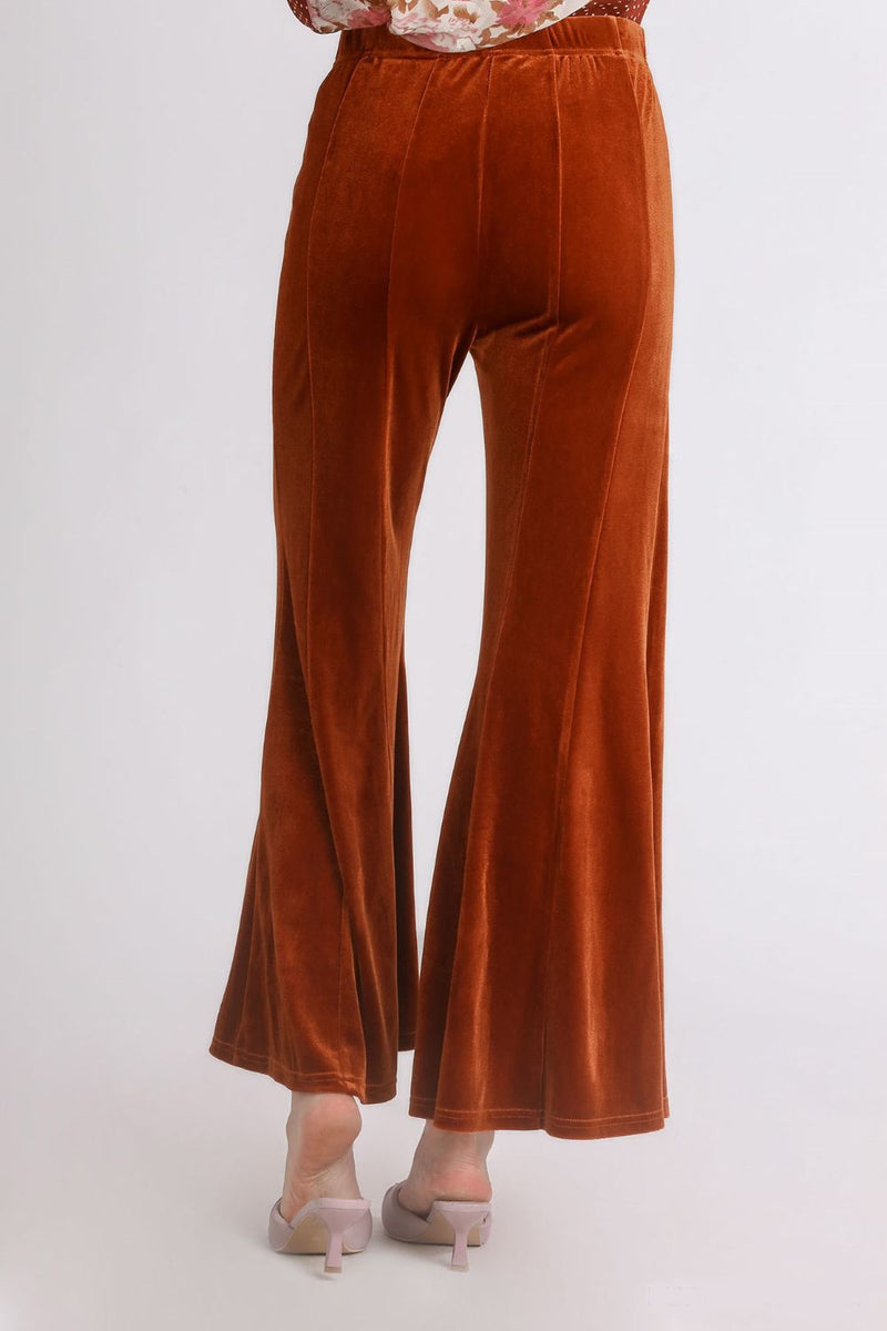 Well Tailored Trousers with a Graceful Silhouette
