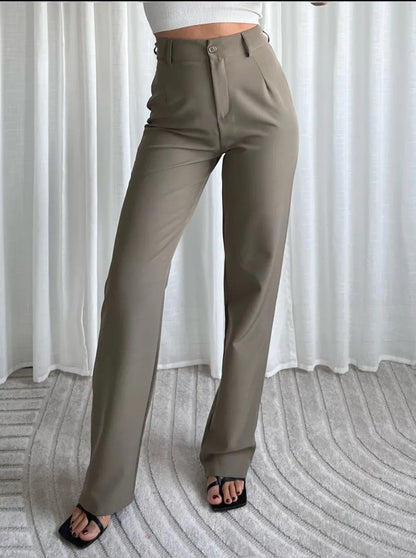 Classic Vintage Trousers with a Flattering Fit