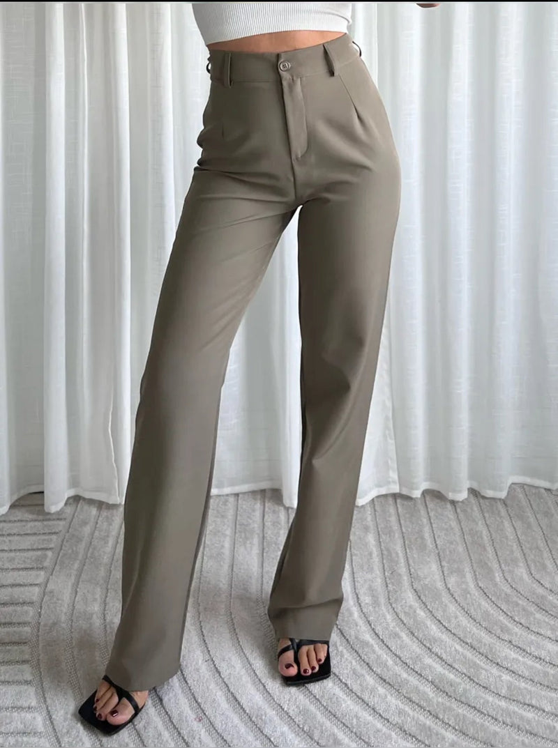 Classic Vintage Trousers with a Flattering Fit