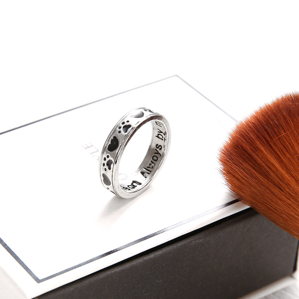 Klassinen Hopea Sormus ajattomalla viehätyksellä