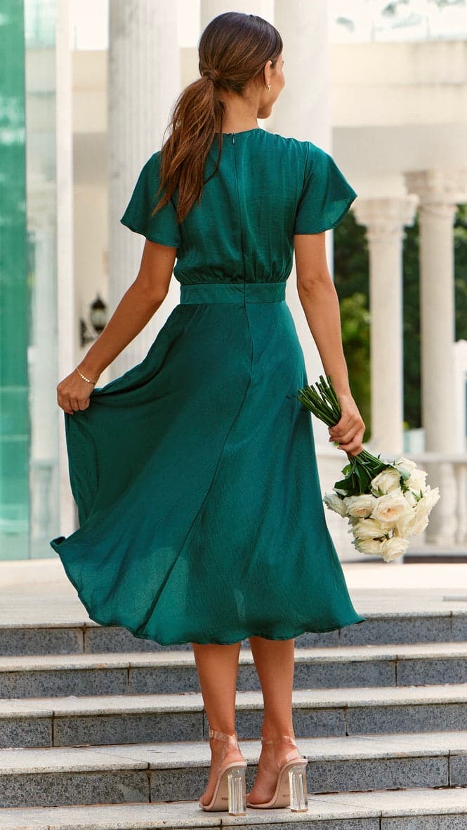 Gracefully Styled Dress for Any Occasion