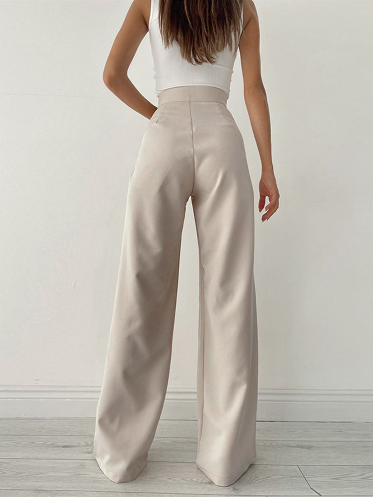 Effortlessly Elegant Trousers with a Timeless Design