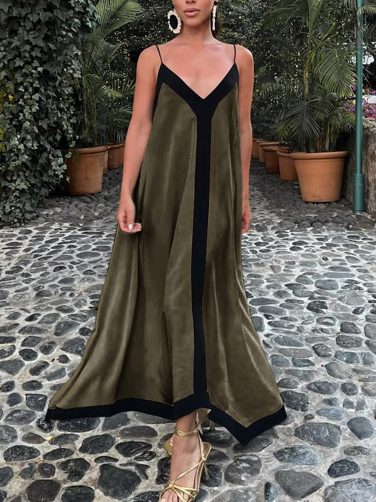 Beautifully Finished Dress in a Timeless Design