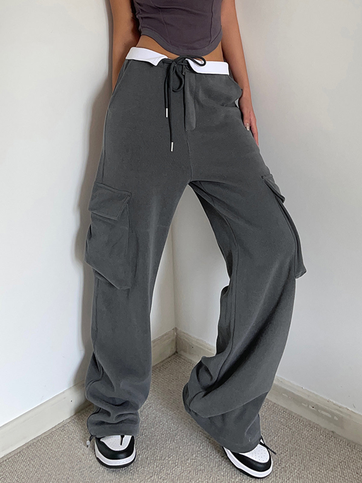 Effortlessly Elegant Pants with a Timeless Design