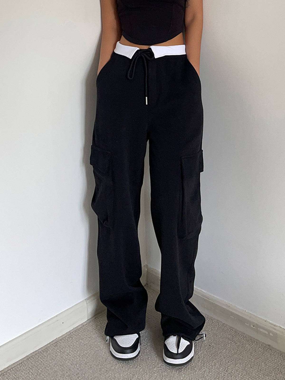 Effortlessly Elegant Pants with a Timeless Design