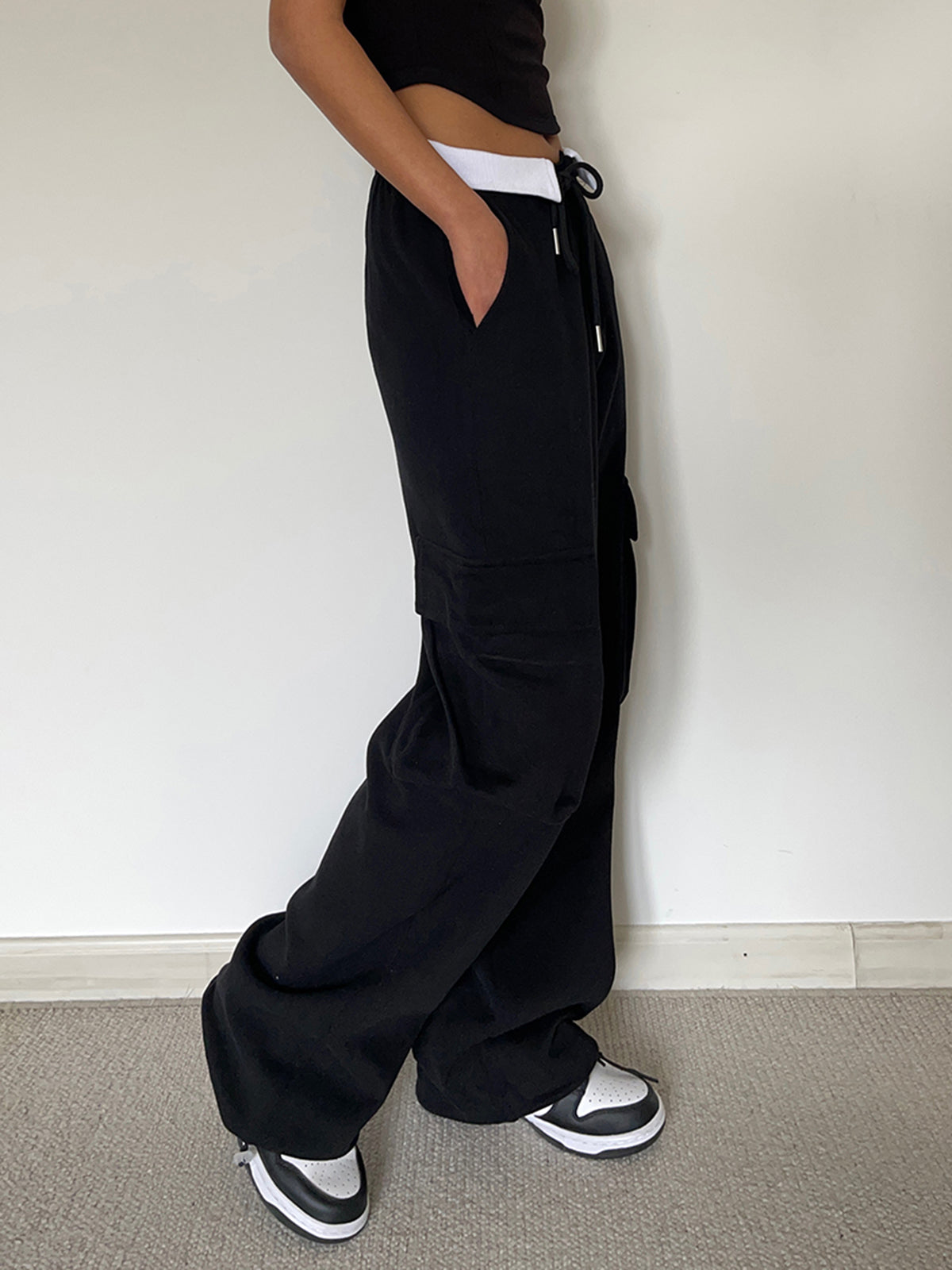 Effortlessly Elegant Pants with a Timeless Design