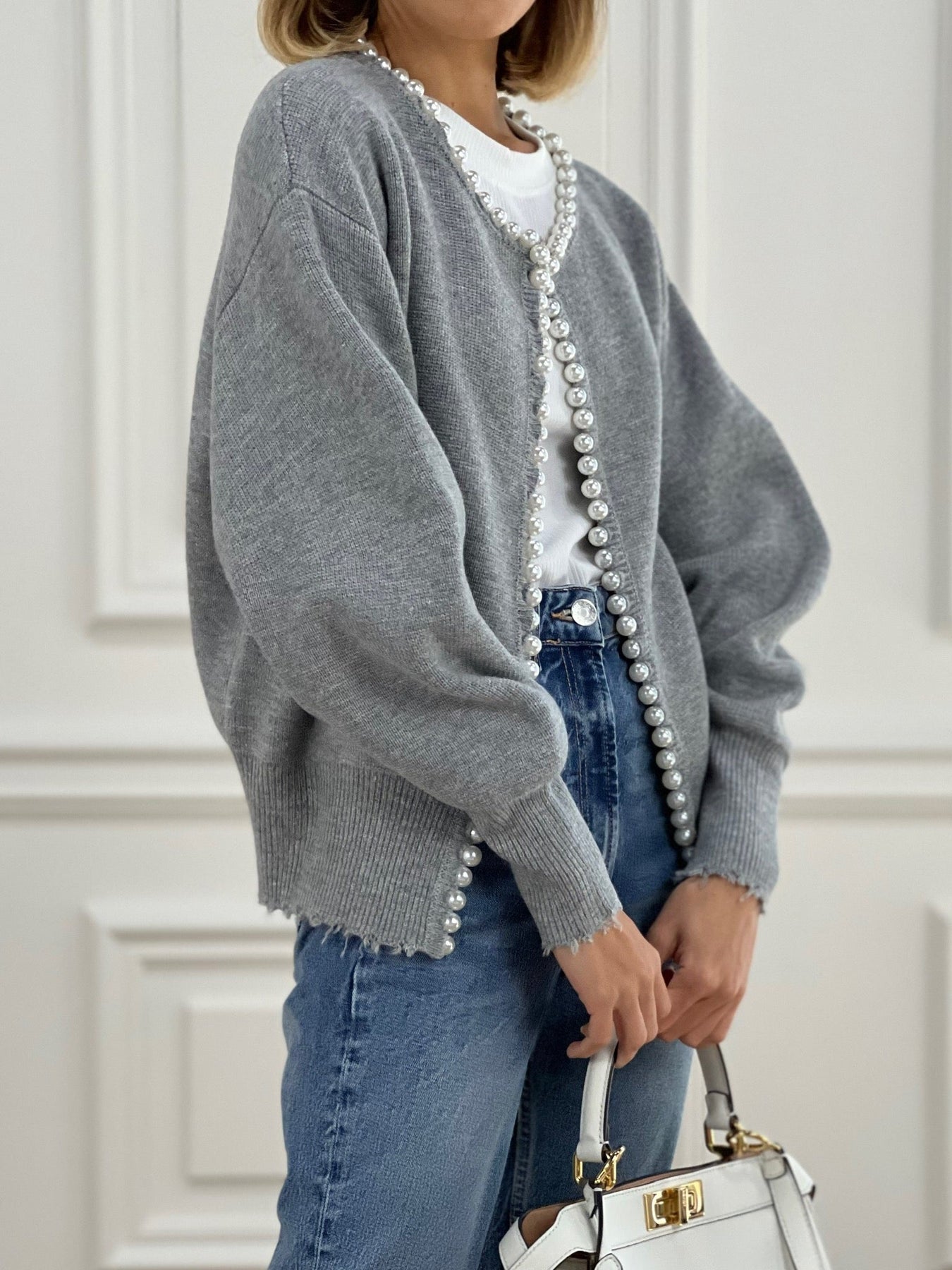 Well Tailored Cardigan with a Graceful Silhouette