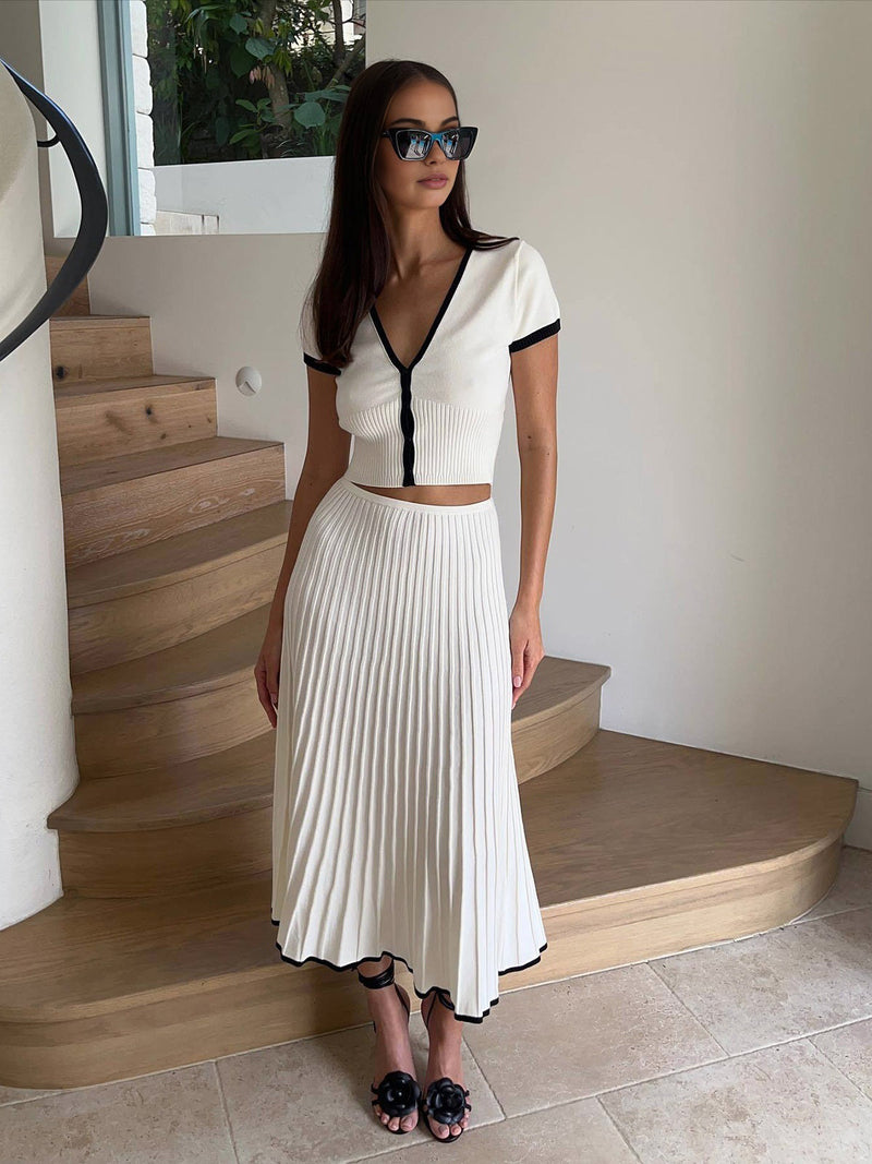 Effortlessly Elegant Dress with a Timeless Design