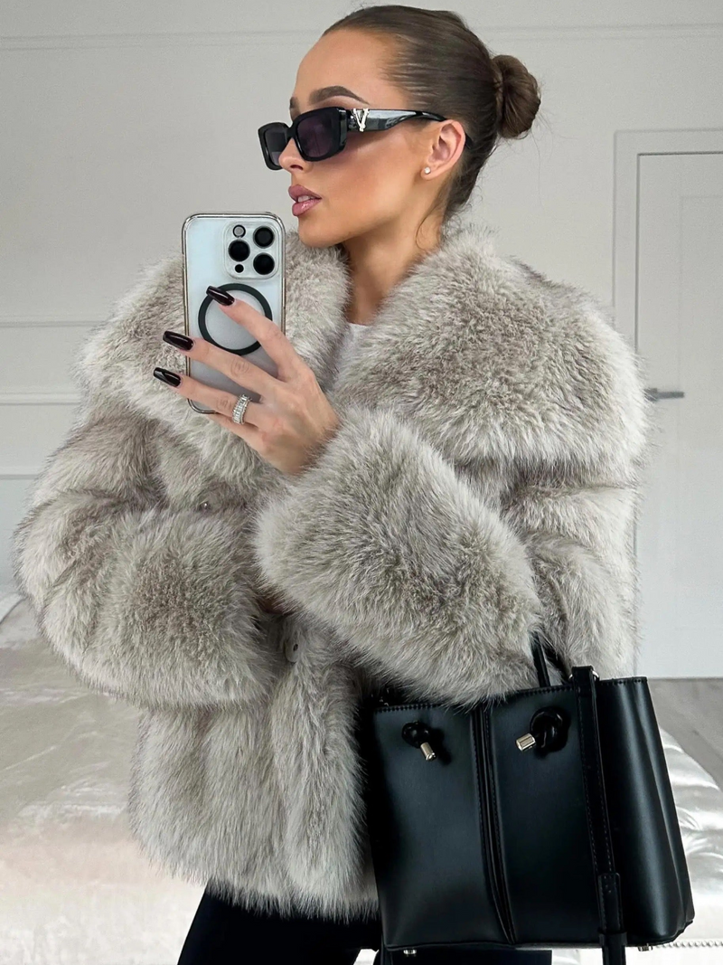 Effortlessly Elegant Jacket with a Timeless Design