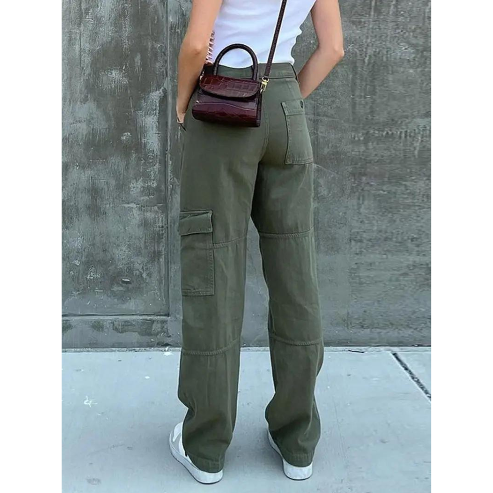 Effortlessly Elegant Pants with a Timeless Design