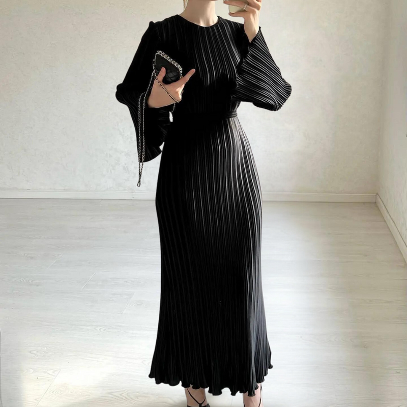 Classic Vintage Dress with a Flattering Fit