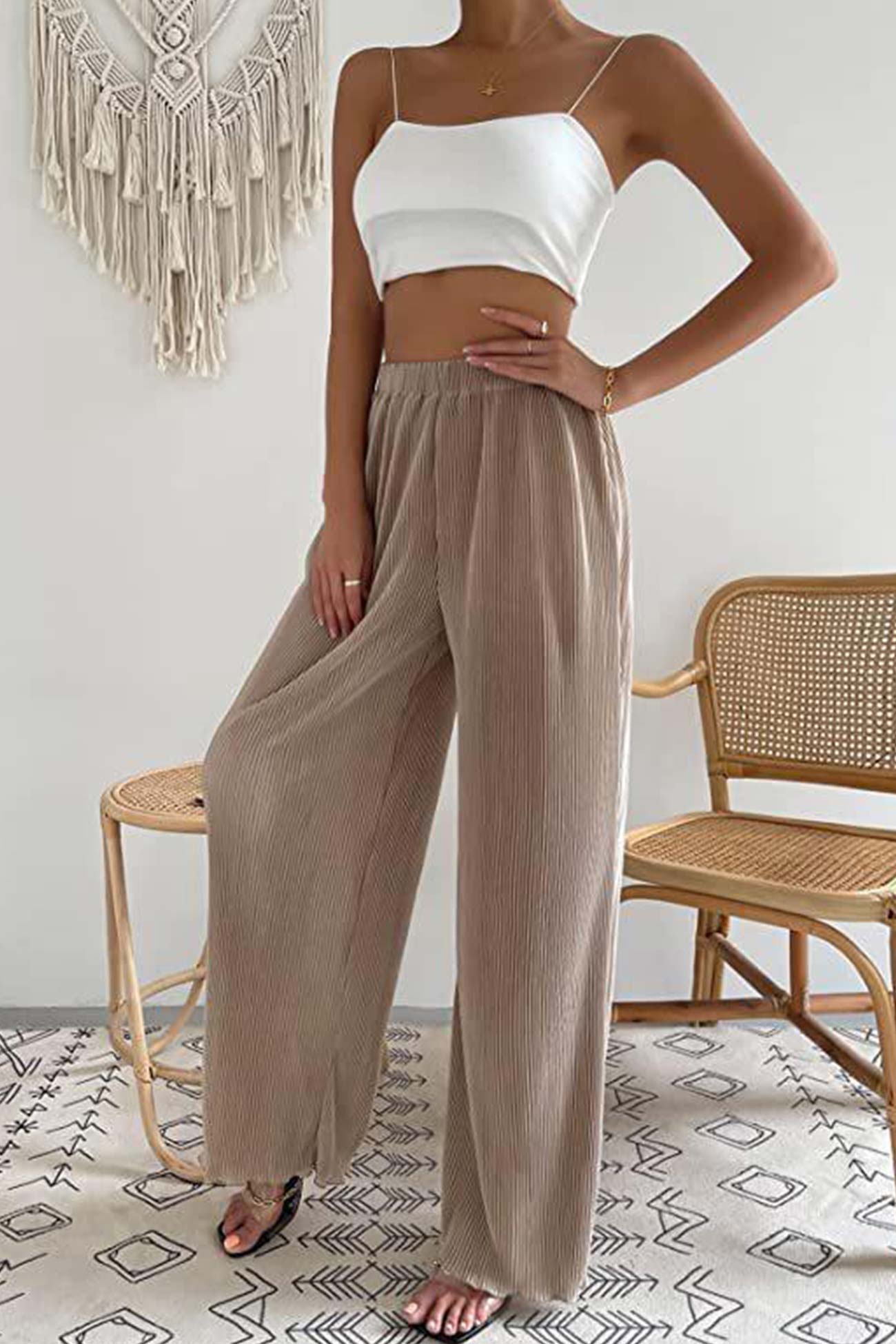 Effortlessly Elegant Pants with a Timeless Design