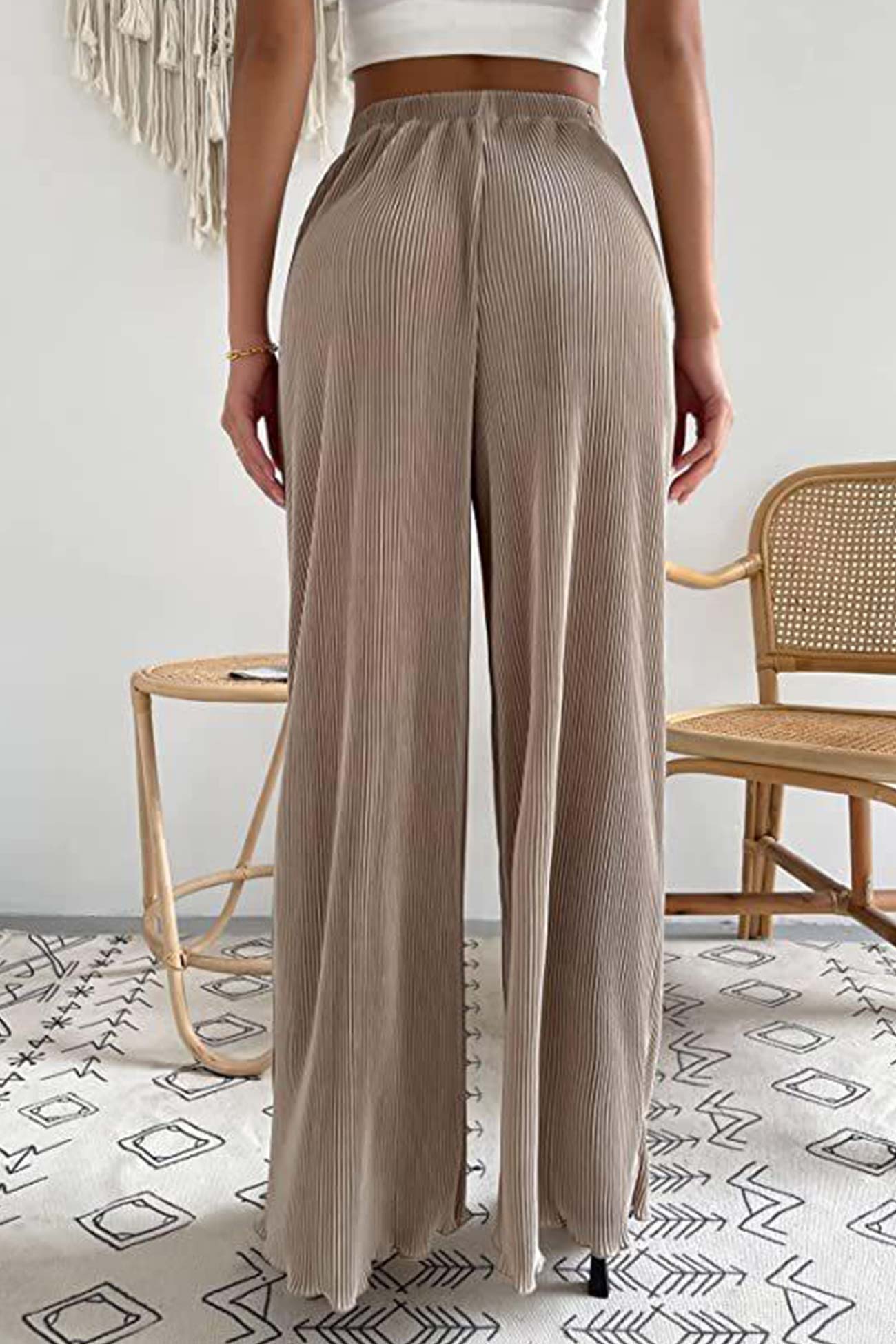 Effortlessly Elegant Pants with a Timeless Design